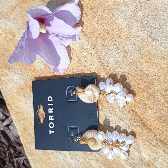 torrid Jewelry - Torrid Gold and Cream Shell Beaded Drop Cluster Earrings